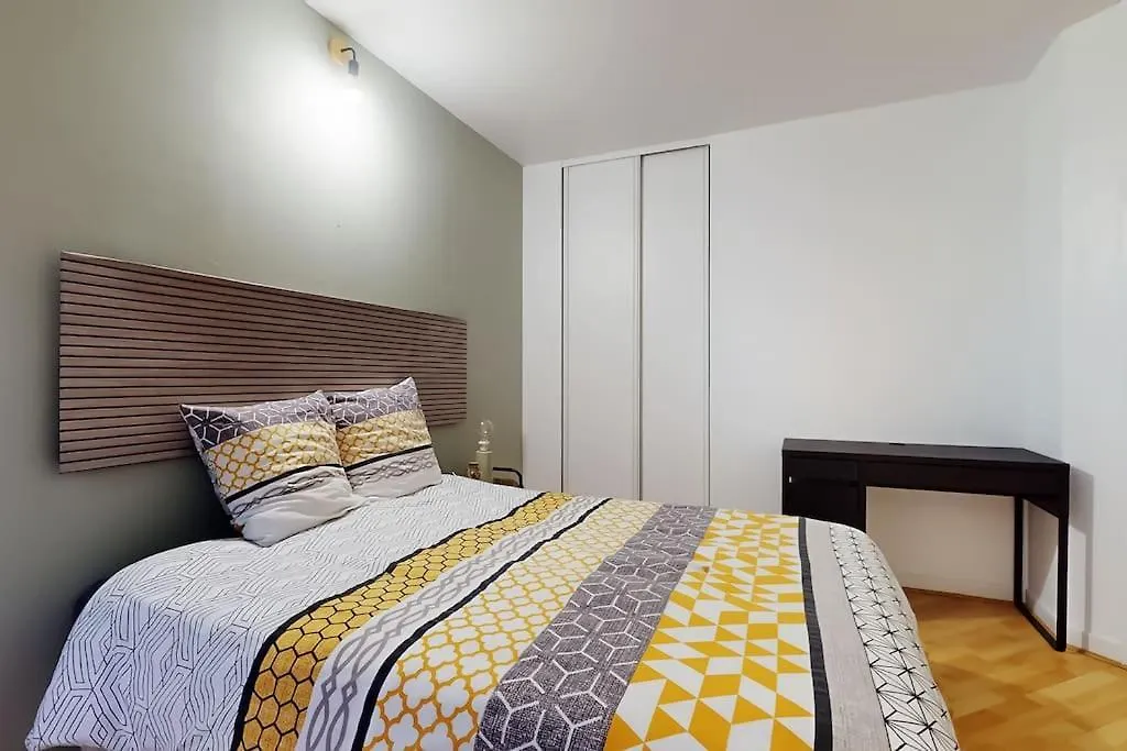 8 Personnes - 4 Rooms - 2 Salle De Bain - Metro 7 & 14 - Porte Italie - Private Car Park- Wifi Le Kremlin-Bicetre 0*,  France