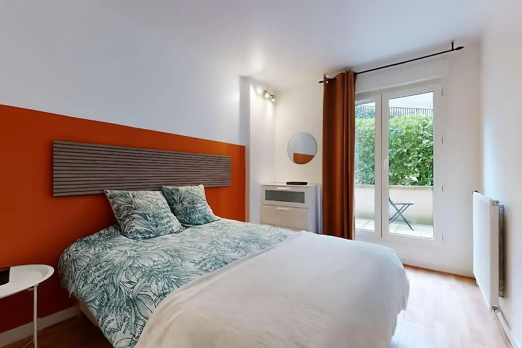 8 Personnes - 4 Rooms - 2 Salle De Bain - Metro 7 & 14 - Porte Italie - Private Car Park- Wifi Le Kremlin-Bicetre 0*,  France