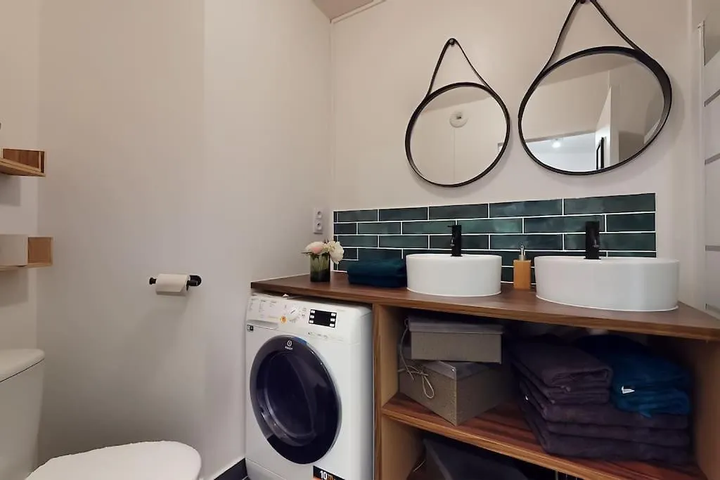 8 Personnes - 4 Rooms - 2 Salle De Bain - Metro 7 & 14 - Porte Italie - Private Car Park- Wifi Le Kremlin-Bicetre 0*,  France